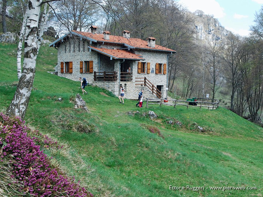 19 - Rifugio Gesp (Gruppo   Escursionisti San Pekllegrino).JPG